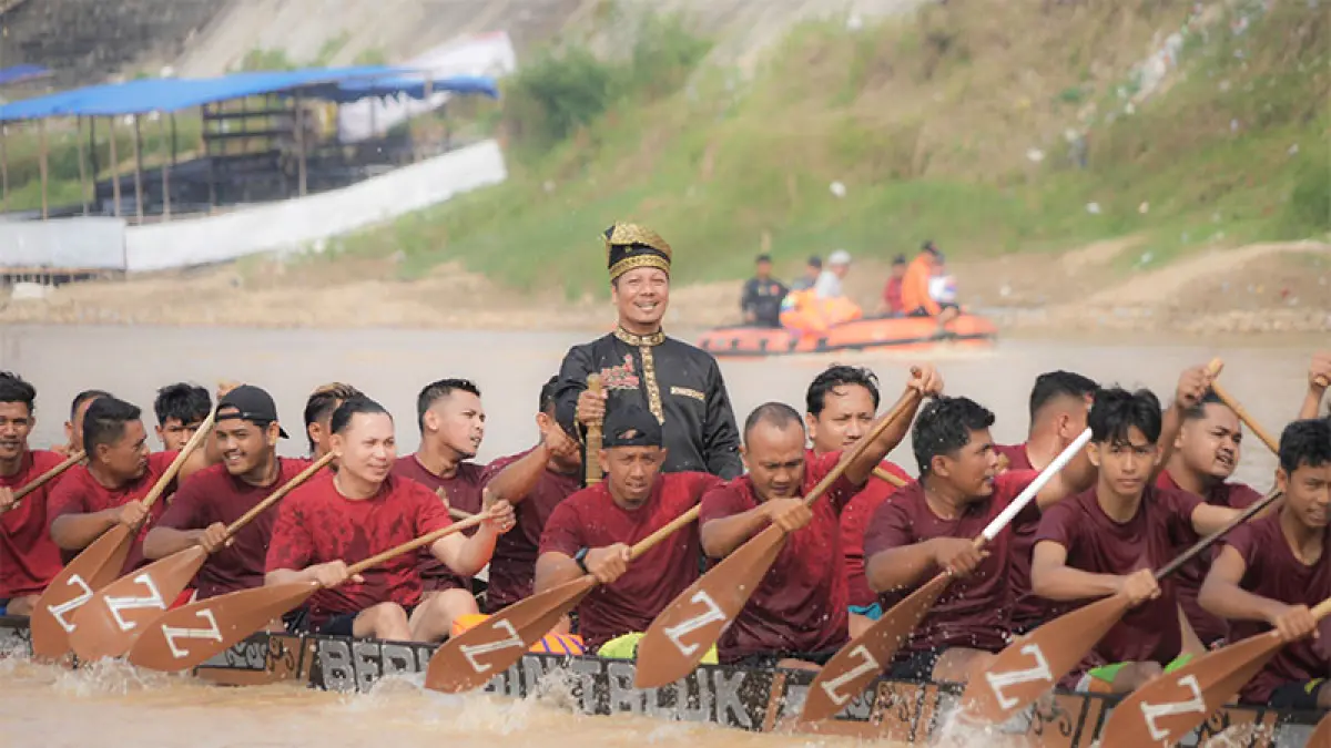 Plt Bupati Kuansing H Muklisin jadi timbo ruang di Jalur Setda Kuansing saat pacu jalur eksebisi, Sabtu (22/8/2026). Foto Istimewa)