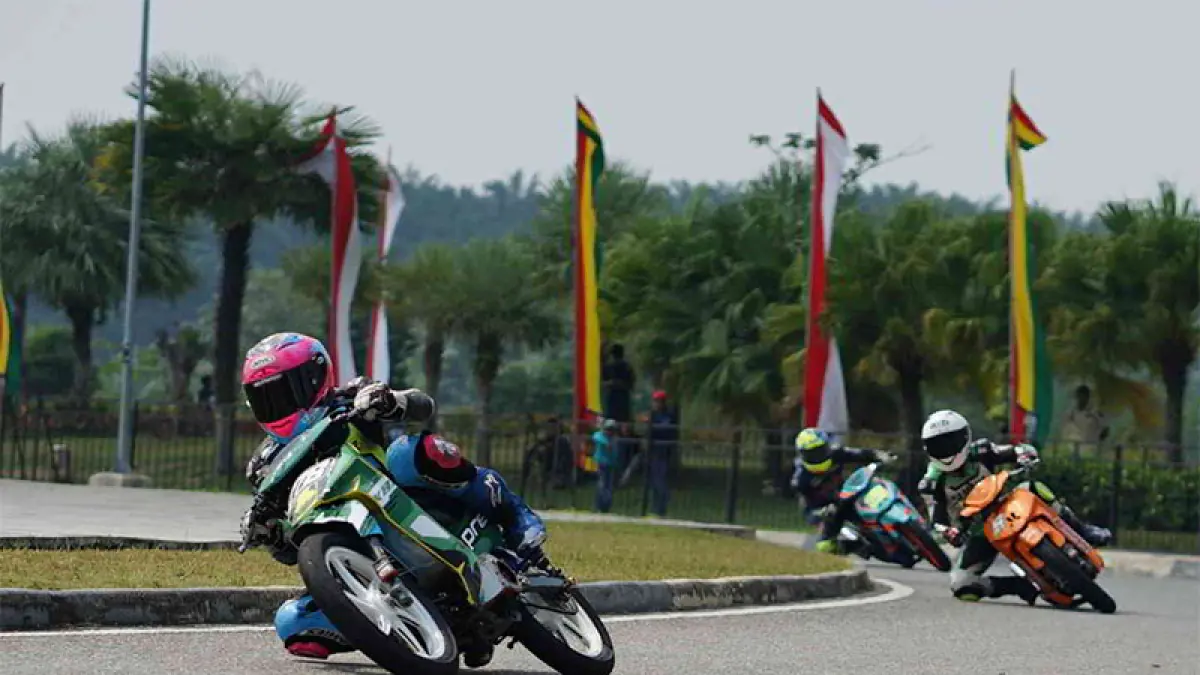 Sejumlah pebalap memacu kendaraannya saat  QTT kejuaraan balap motor Piala Wali Kota Pekanbaru di kawasan Perkantoran Wali Kota Tenayan Raya, Sabtu (22/8/2026). Ft : EVAN GUNANZAR/RIAUPOS.CO