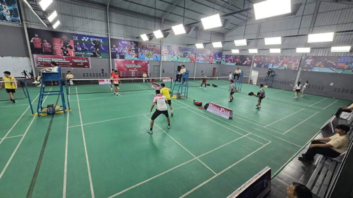 Laga sengit Partai semifinal Sansani Agustusan Turnamen Badminton berhadapan Pasangan Bayu/Habib yang memperkuat RBC (jersey hitam) harus berhadapan dengan Zaki/Reza dari Mayatama (jersey putih) berlangsung sengit di GOR Axcon, Pekanbaru, Ahad (23/8/2026) malam. (Dofi Iskandar/Riaupos.co)