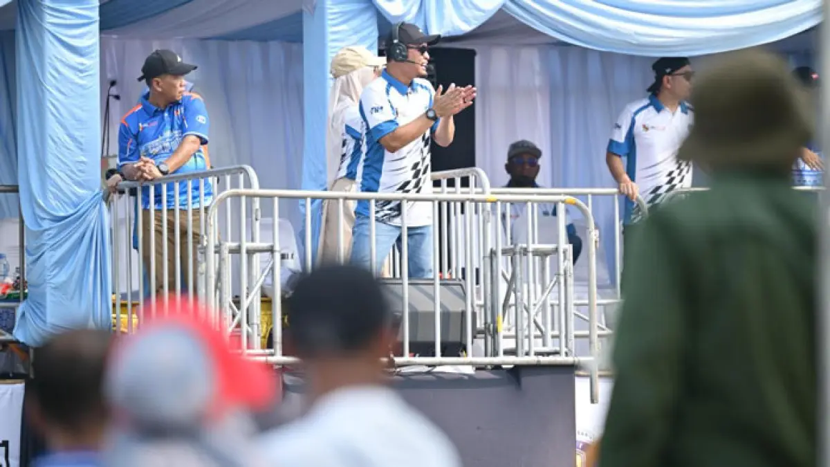 Wako Pekanbaru Agung Nugroho didampingi Ketua TP PKK Pekanbaru Sulastri Agung memberikan semangat pada pembalap yang sedang berlaga dari tribun saat pelaksanaan Motoprix Piala Wako Pekanbaru, Ahad (23/8/2026) di areal Perkantoran Walikota Pekanbaru di Tenayan Raya. (Istimewa)