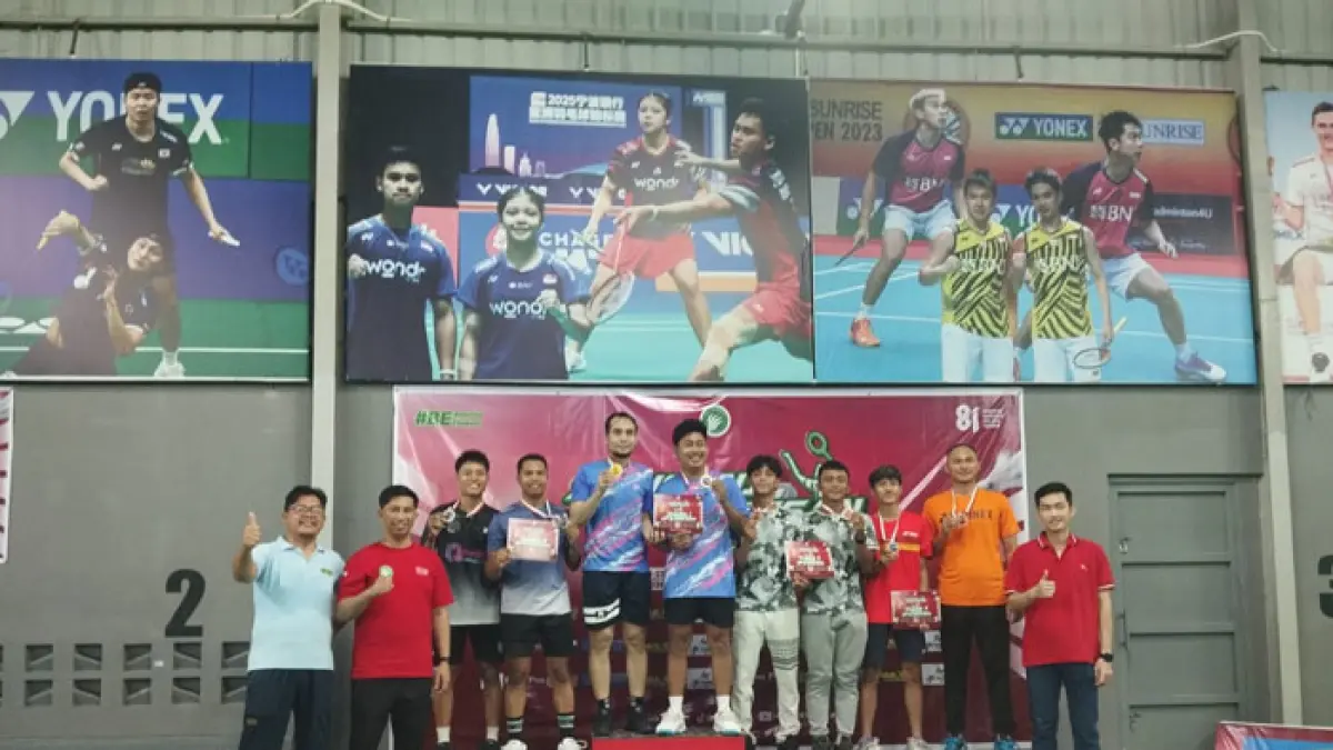 Dirut Riau Pos Ahmad Dardiri (kiri) bersama dengan owner pertandingan, Habibullah Azuhri, SE, M.Ak.(dua kiri) foto bersama dengan para Juara Sansani Agustusan Turnamen Badminton berlangsung sengit di GOR Axcon, Pekanbaru, Ahad (23/8/2026) malam. (Dofi Iskandar/Riaupos.co) 