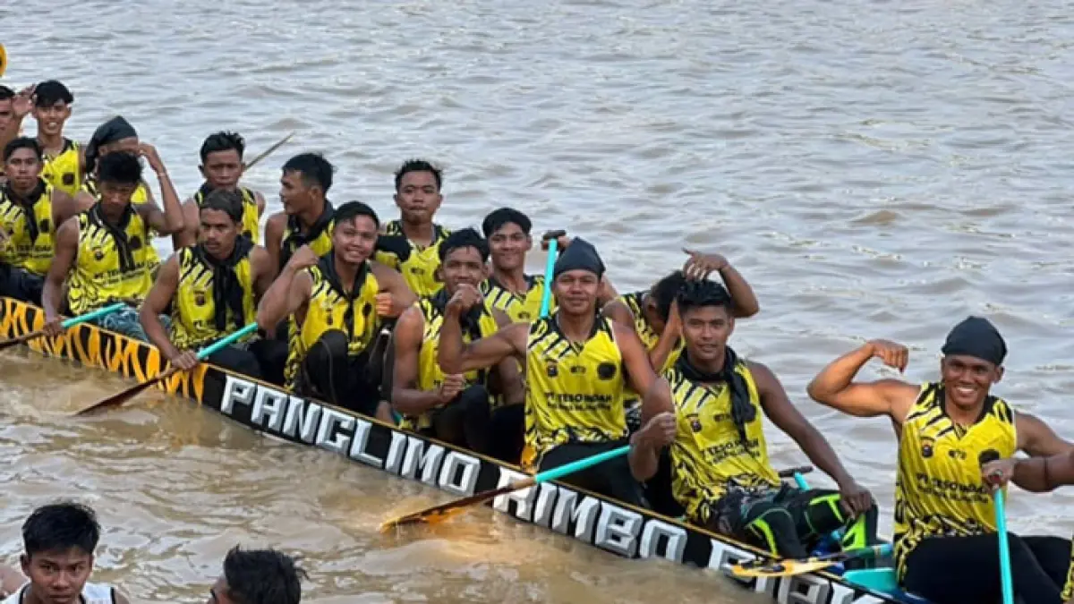 Atlet Jalur Panglimo Rimbo Piako dari Desa Pekan Heran saat melakukan selebrasi usai berhasil meraih juara tiga di Tepian Narosa, Ahad (23/8/2026). (Pengurus Jalur Panglimo Rimbo Piako untuk Riaupos.co)