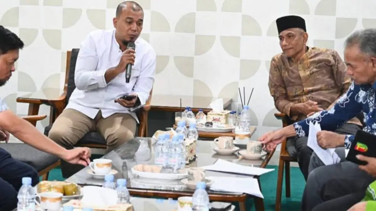 Bupati Inhu, Ade Agus Hartanto didampingi Ketua Dewan Pendidikan Kabupaten Inhu, Drs H Ahmad Arif Ramli saat pertemuan dengan Disdikbud Inhu, Sabtu (22/8/2026). (Disdikbud Inhu untuk Riaupos.co)