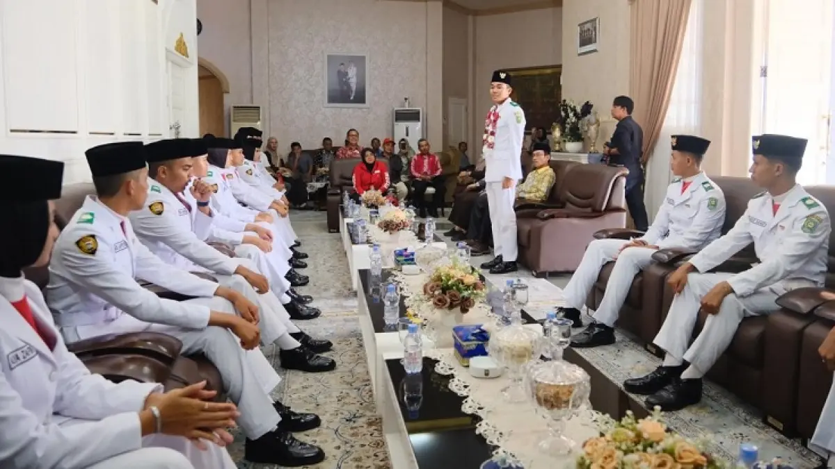 Paskibraka utusan Provinsi Riau asal Kabupaten Siak, Rizqi Aditya Siregar menceritakan pengalamannya&nbsp; kepada Bupati Afni dan para paskibra selama mengikuti pendidikan dan pelatihan di tingkat pusat di kediaman Bupati Afni Rumah Rakyat Siak, Sabtu (22/8/2026). (Istimewa)