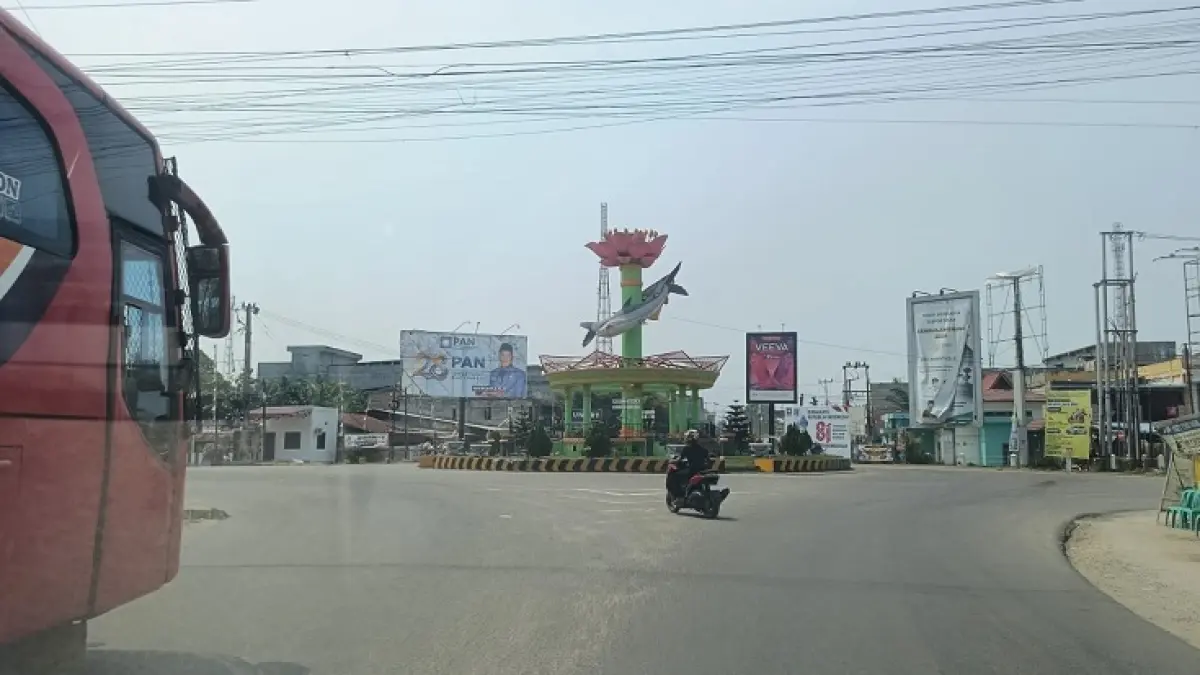 Kabut asap tipis mulai terlihat disejumlah wilayah di Kabupaten Inhu pada Ahad (23/8/2026). (Raja Kasmedi/Riaupos.co)