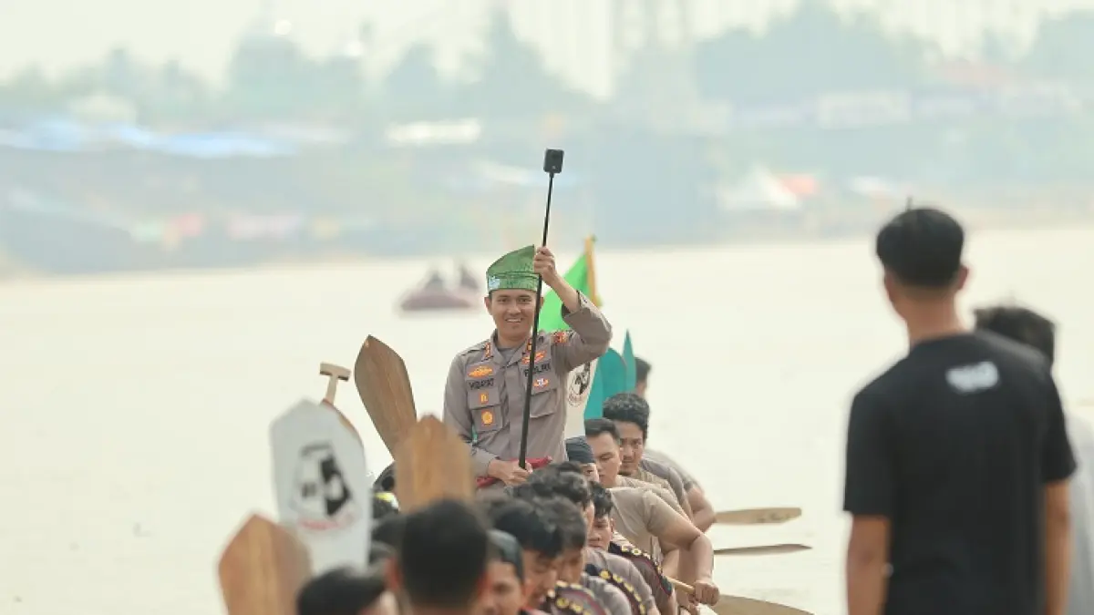 Kapolres Kuansing AKBP Hidayat Perdana menjadi timbo ruang pacu jalur eksebisi, Sabtu (22/8/2026) di Tepian Narosa Telukkuantan. (Istimewa)