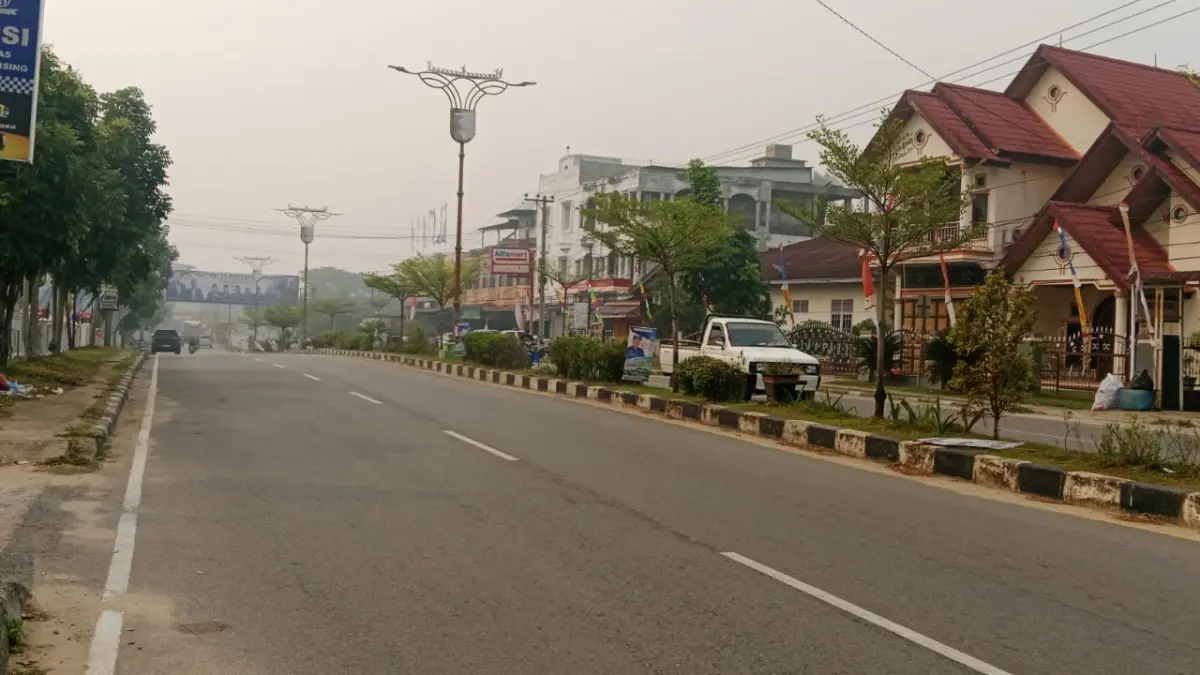 Kondisi di Telukkuantan pada Ahad (23/8/2026) pagi pukul 09.00 WIB terlihat diselimuti asap. (Desriandi Candra/Riaupos.co)