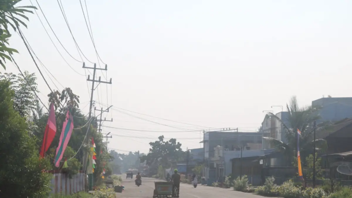 Kondisi kabut asap di jalan Sumatera, Bagansiapiapi, Ahad (23/8/2026). (Zulfadhli/Riaupos.co)