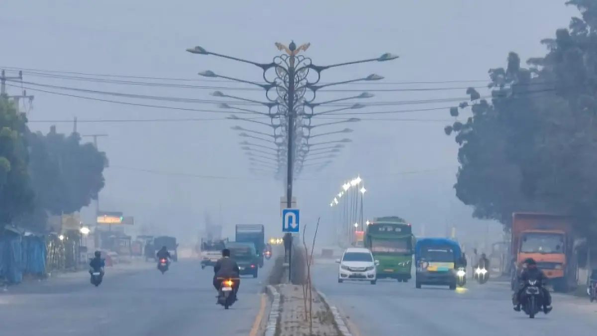 Kondisi kabut asap menyelimuti kawasan jalur Pekanbaru-Bangkinang, Ahad (23/8/2026). (EVAN GUNANZAR/RIAU POS)