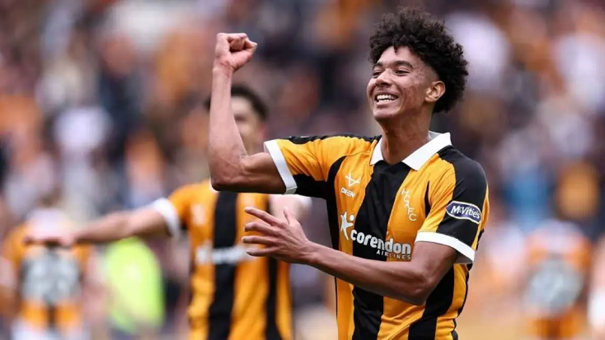 Lucas Herrington dari Hull City merayakan kemenangan atas Manchester United di akhir pertandingan. (Molly Darlington/Getty Images)

&nbsp;