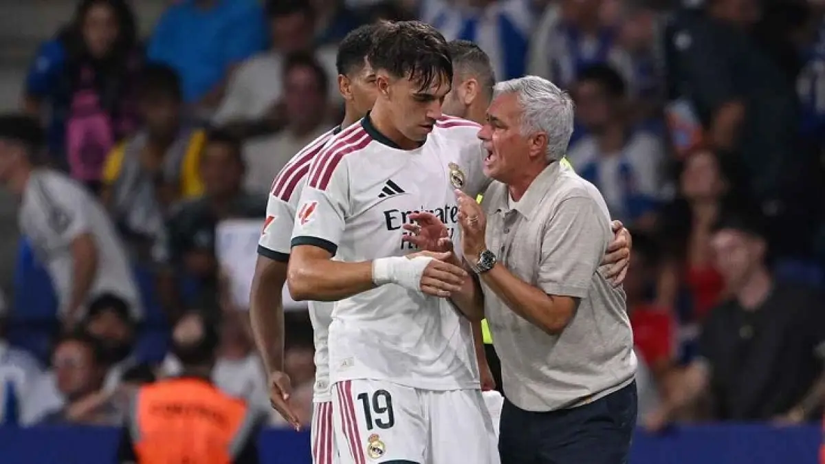 Pemain pengganti Carlos Espí merayakan gol kemenangan Real Madrid melawan Espanyol bersama sang pelatih José Mourinho. (David Ramos/Getty Images)