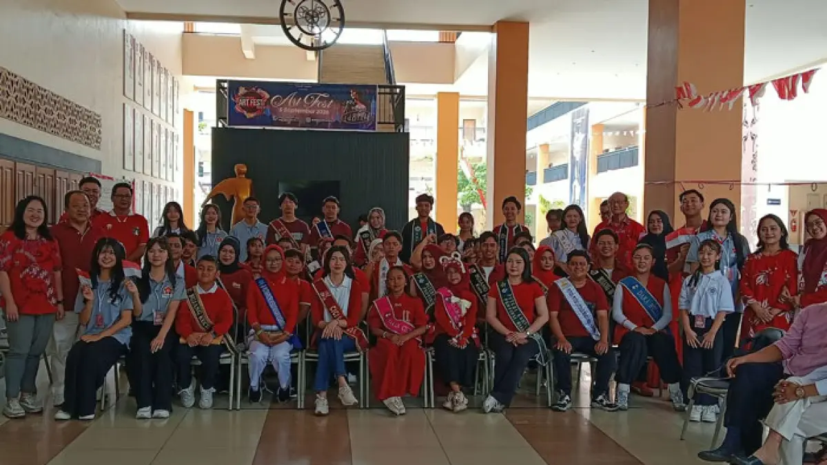 Pengurus PSMTI Riau dan KOCI Riau foto bersama para perwakilan duta di Riau saat menggelar perlombaan di Sekolah Dharma Yudha Pekanbaru, Ahad (23/8/2026). (Prapti Dwi Lestari/Riaupos.co)