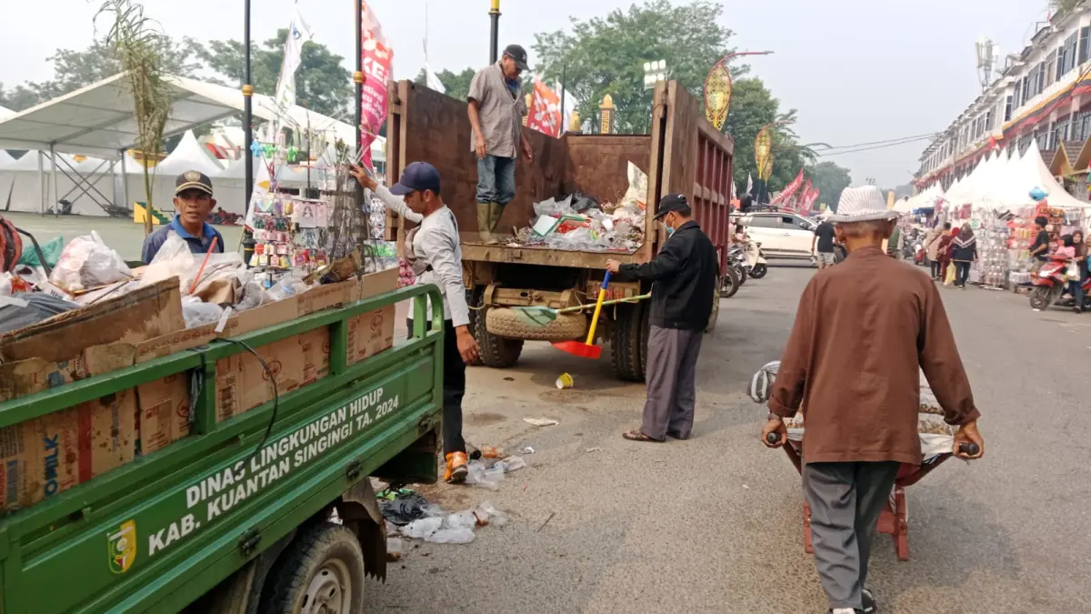 Petugas Kebersihan dari Dinas DLH Kuansing membersihkan sampah di ruas Jalan Jendral Sudirman Teluk Kuantan, Ahad (23/8/2026) pagi. (Desriandi Candra/Riaupos.co)