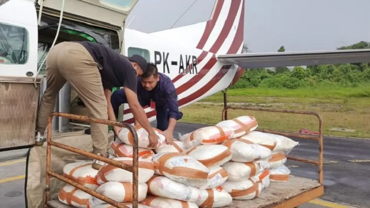 Petugas memasukkan garam ke pesawat untuk kegiatan Operasi Modifikasi Cuaca (OMC) di Riau, baru-baru ini. (BPBD Riau)