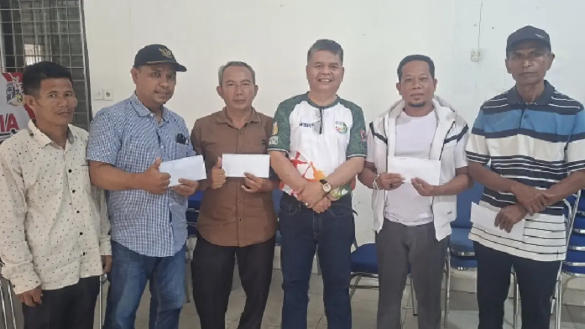 Pj Sekda Kuansing Drs Muradi MSi menyerahkan bonus pada tiga jalur asal Kecamatan Kuantan Mudik yang berhasil menembus final, Ahad (23/8/2026) di Gedung Narosa Telukkuantan. (Desriandi Candra/Riaupos.co)