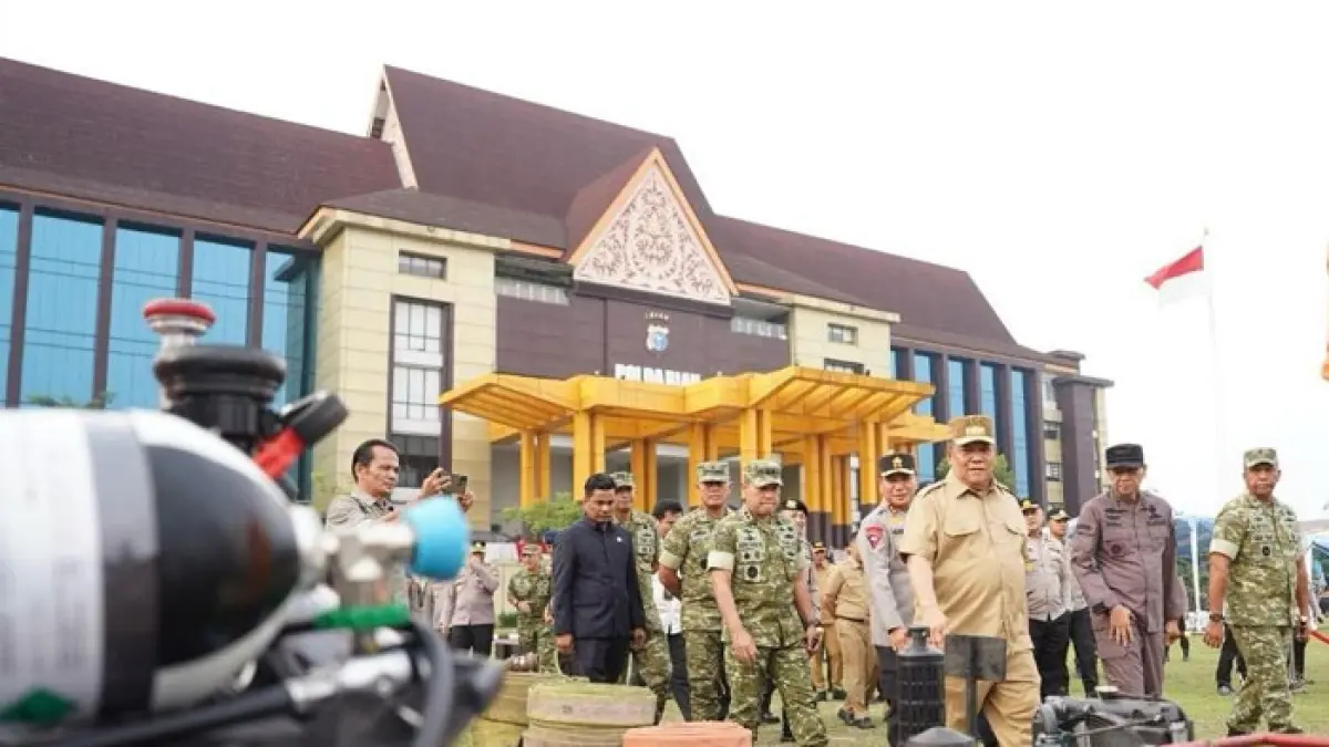 Plt Gubri SF Hariyanto bersama Forkopimda saat meninjau kesiapan peralatan penanggulangan Karhutla di Riau baru-baru ini. (Diskominfo Riau untuk Riaupos.co)