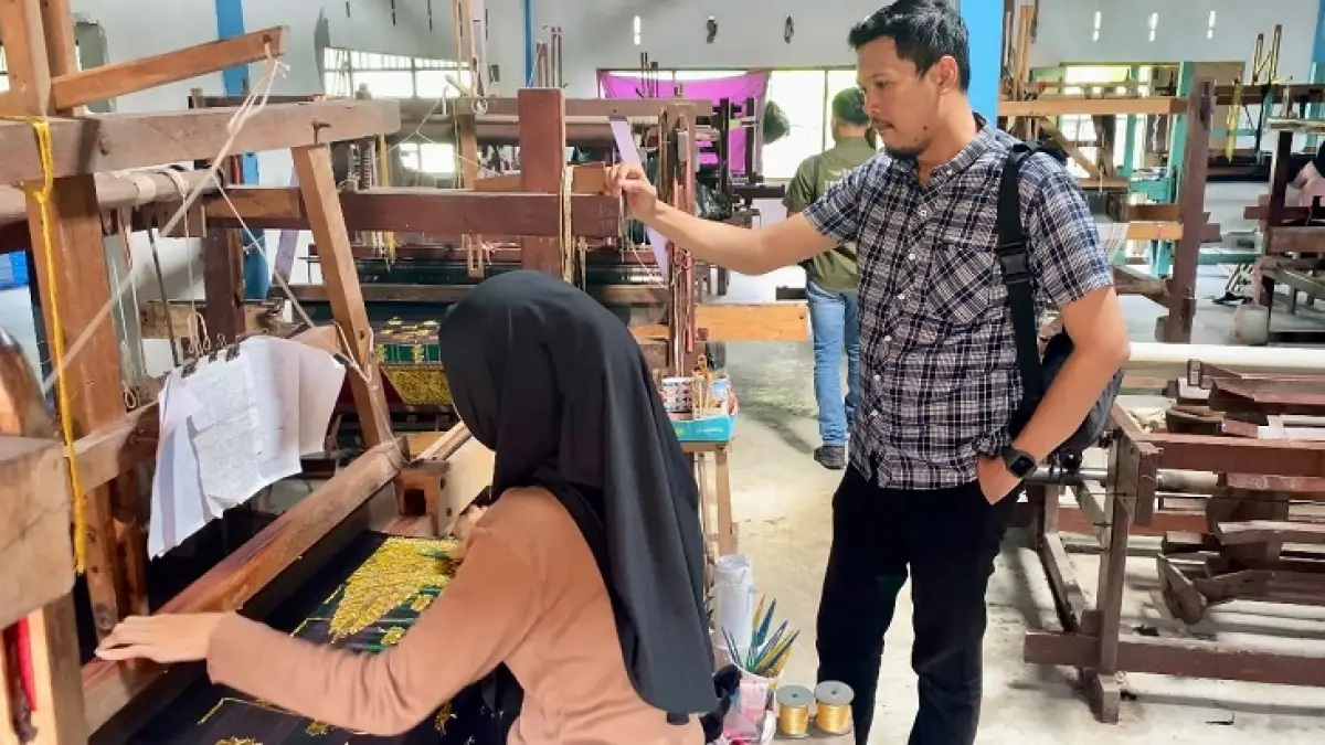 Salah seorang perempuan Riau saat melakukan aktivitas tenun songket, belum lama ini. (Muhammad Luthf Iznillah untuk Riau Pos)