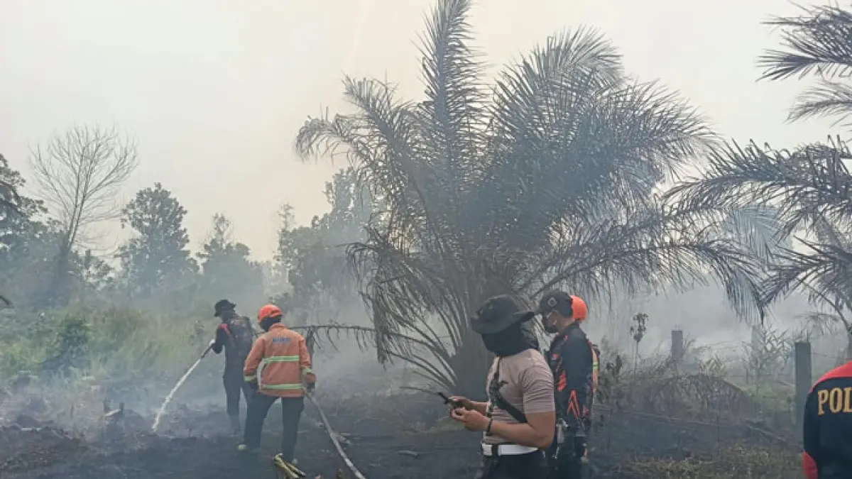 Satgas Gabungan memadamkan api yang membakar lahan di Jalan Keluarga H1, Desa Tarai Bangun, Kecamatan Tambang, Ahad (23/8/2026). (BPBD Kampar untuk Riaupos.co)
