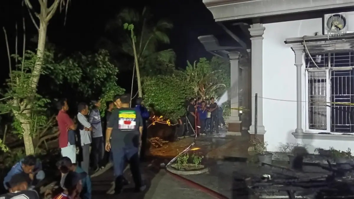 Tim Damkar Satpol PP-PKP Kuansing berupaya memadamkan api di rumah H Annas tokoh masyarakat Kuantan Hilir, Sabtu (22/8/2026). (Satpol PP-PKP Kuansing)