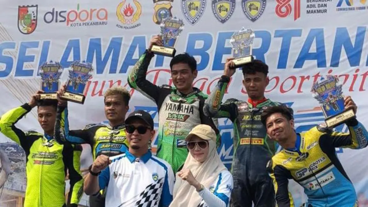 Wako Pekanbaru Agung Nugroho didampingi Ketua TP PKK Pekanbaru Sulastri Agung berfoto bersama para juara di salah satu kelas yang dipertandingkan dalam Kejuaraan Balap Motoprix Piala Walikota Pekanbaru, Ahad (23/8/2026). (M Ali Nurman/Riaupos.co)