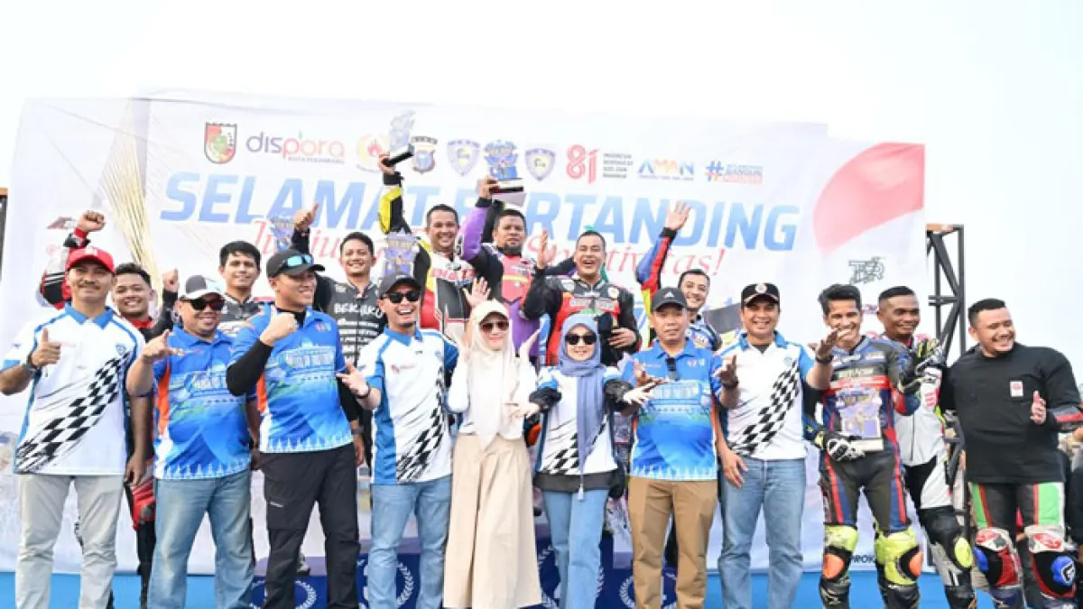 Wako Pekanbaru Agung Nugroho didampingi Ketua TP PKK Pekanbaru Sulastri Agung dan Forkopimda Kota Pekanbaru bersama para pembalap yang berlomba pada kelas Ex-Rider U-40 di Kejuaraan Balap Motoprix Piala Wali Kota Pekanbaru, Ahad (23/8/2026). (Istimewa)