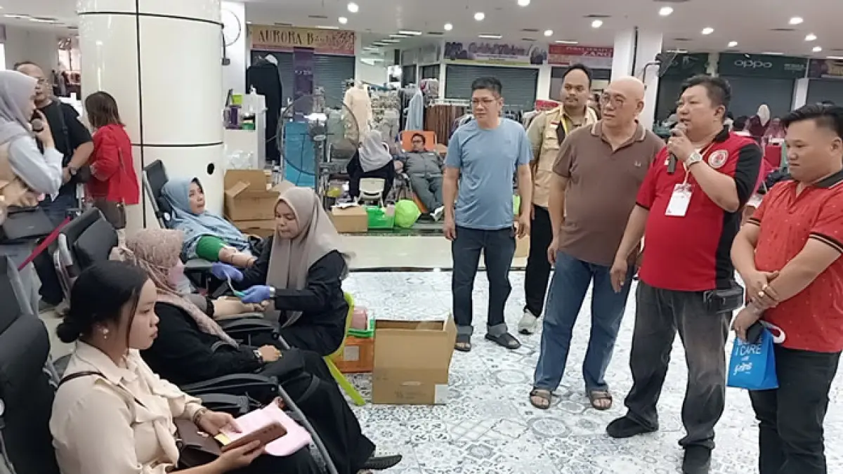Ketua Harian IKTS dan Ketua Gema Sadhana Kota Pekanbaru Nata Hedy Nyo, SE, SH, MH (dua kanan) bersama Ketua Marga Kho Riau, Hui Mandra (tiga kanan) mengunjungi para pendonor darah yang berlangsung di The Central Plaza,Ahad (23/8/2026). (Prapti Dwi Lestari/Riaupos.co)