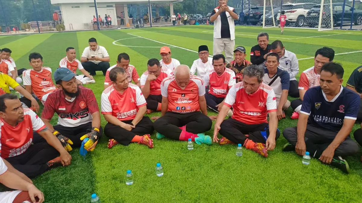 Presiden PKS Dr H Al Muzzammil Yusuf (dua kanan), Gubernur Sumatera Barat Mahyeldi Ansarullah (tiga kanan) dan pengurus PKS duduk bersama pengurus dan anggota PWI Riau setelah melakukan pertandingan persahabatan sepakbola mini di Lapangan Energy Hub, Pekanbaru, Ahad (23/8/2026). (PKS untuk riau pos)
