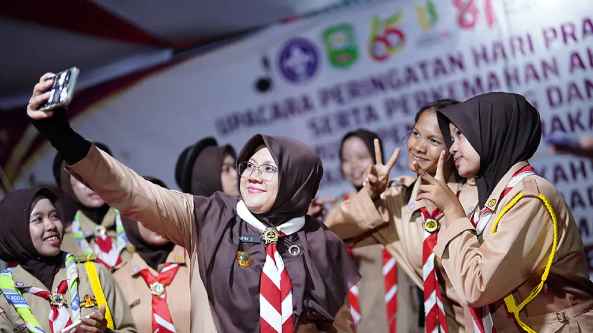 SWAFOTO: Bupati Afni yang juga Kamabicab berswafoto dengan anggota pramuka Kemah Besar dalam rangka Hari Pramuka ke-65 tingkat Kabupaten Siak di Bumi Perkemahan Pramuka Tengku Buang Asmara, Kecamatan Mempura, Sabtu (22/8/2026).(Pemkab siak untuk riau pos)