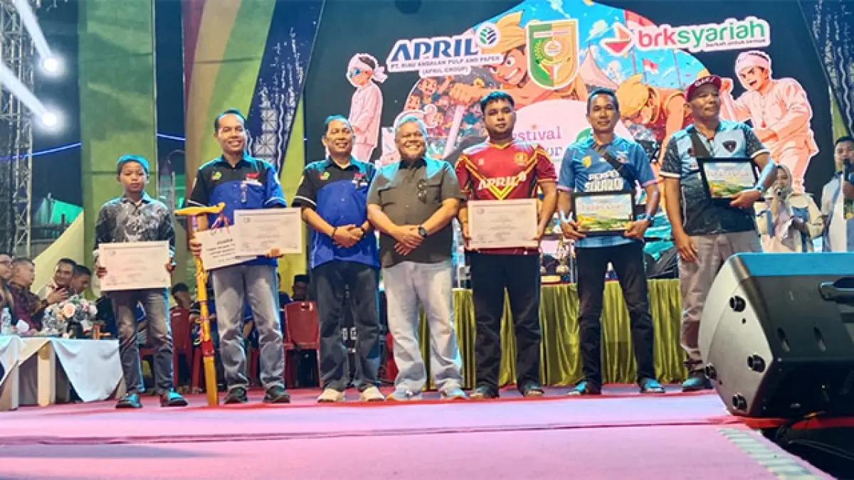 Asisten II Setda Kuansing Drs Napisman dan Asisten III Drs Azhar MM menyerahkan penghargaan pemenang Si Tukang Tari, Timbo Ruang dan Tukang Onjai terbaik pacu jalur, Ahad (23/8/2026) malam. Desriandi Candra
