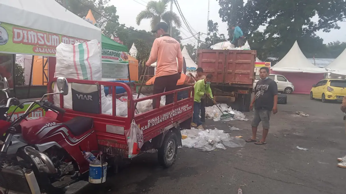 BERSIHKAN SAMPAH: Petugas kebersihan dari Dinas Lingkungan Hidup Kuansing membersihkan sampah di ruas Jalan Jenderal Sudirman, Telukkuantan, Ahad (23/8/2026) pagi. (DESRIANDI CANDRA/RIAU POS)