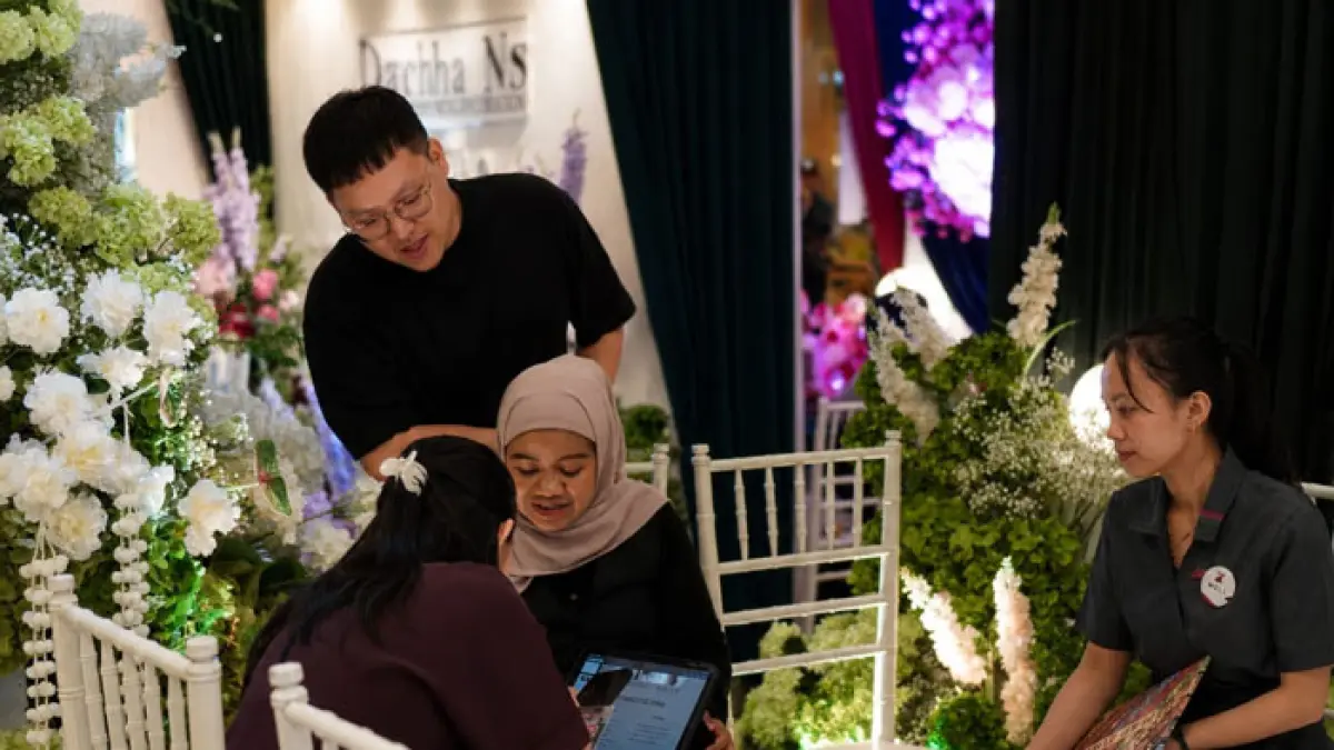 Calon penganten saat berkonsultasi di booth The Zuri Hotel Pekanbaru yang hadir dalam pameran Wedding Expo 2026 “Sea of Love” yang akan berlangsung pada 25 sampai 30 Agustus 2026 di Living World Pekanbaru. (Istimewa)