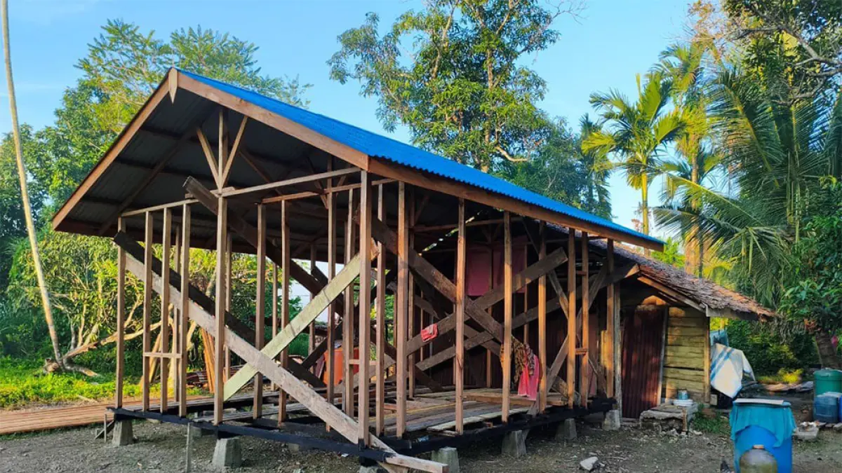 DIRENOVASI: Salah saru unit rumah keluarga penerima manfaat Program Bantuan Stimulan Perumahan Swadaya (BSPS) di Kabupaten Kepulauan Meranti yang sedang masuk tahapan renovasi, belum lama ini.(Wira saputra/riau pos)