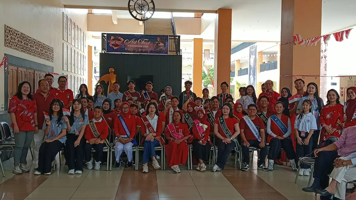 FOTO BERSAMA: Pengurus PSMTI Riau dan Koci Riau foto bersama para perwakilan duta saat menggelar Koci Unity Fest 2026 di Sekolah Darma Yudha Pekanbaru, Ahad (23/8/2026).(Prapti Dwi Lestari/riau pos)