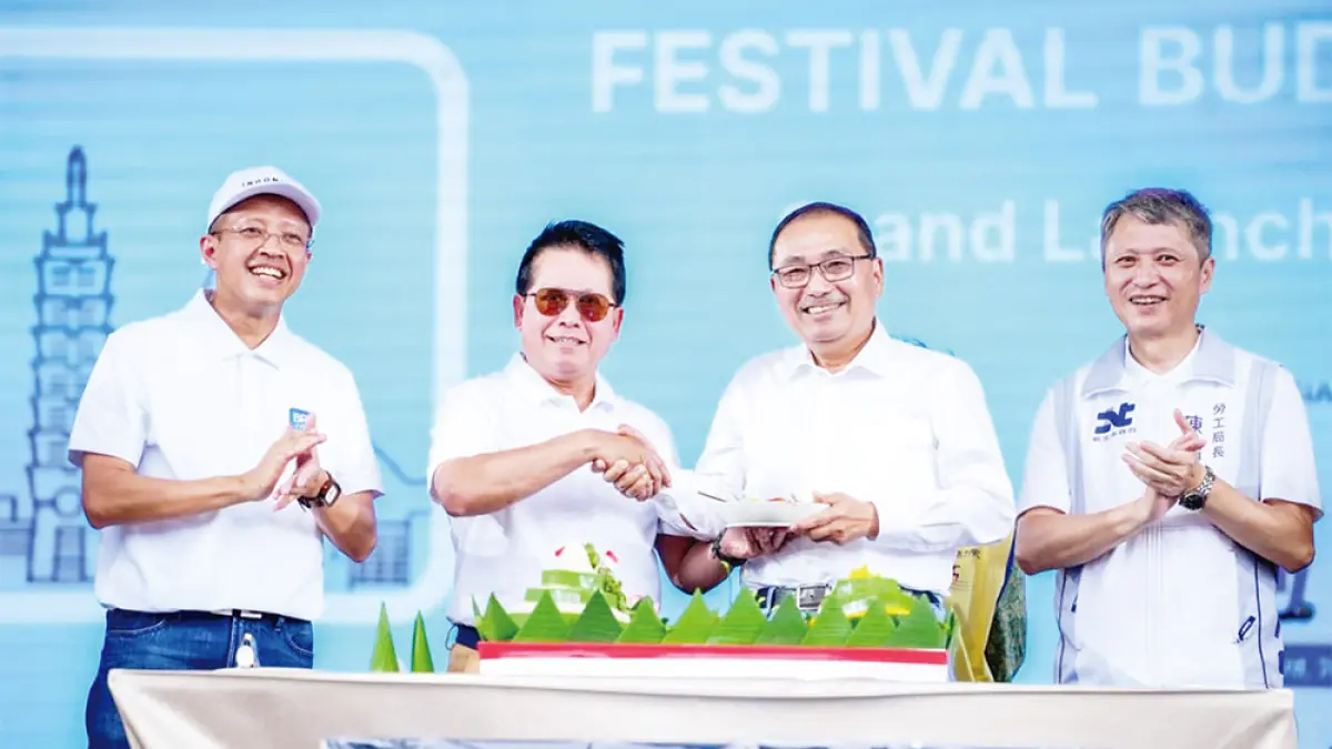 Direktur Utama BRI Hery Gunardi menyerahkan tumpeng kepada Wali Kota New Taipei City Hou Yu-yi didampingi Representative of IETO Taipei Arif Sulistyo, Senior Executive Officer of labor bureau of NTC Lai Yan Heng saat peluncuran BRImo Taiwan di New Taipei City Hall, Ahad (23/8/2026). (BRI UNTUK RIAU POS)