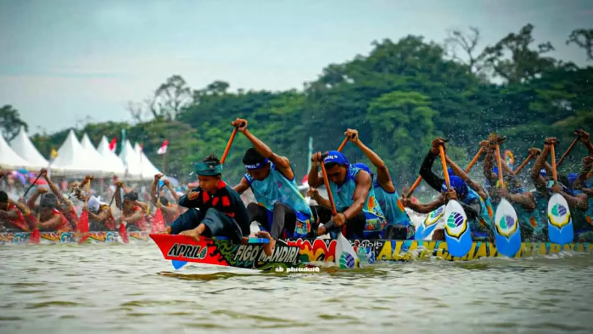 Jalur Alam Cahayo Tuah Nagoghi Desa Sikakak Cerenti saat tampil berpacu di Tepian Narosa Teluk Kuantan, Ahad (23/8/2026) sore. (Istimewa)
