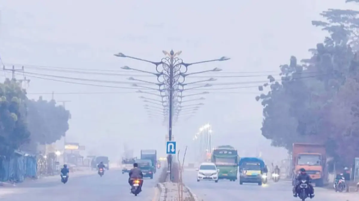 Kabut asap akibat kebakaran hutan dan lahan menyelimuti kawasan Jalan Raya Pekanbaru-Bangkinang. Kondisi ini membuat kualitas udara di Pekanbaru berstatus tidak sehat. (Evan Gunanzar/Riaupos.co)