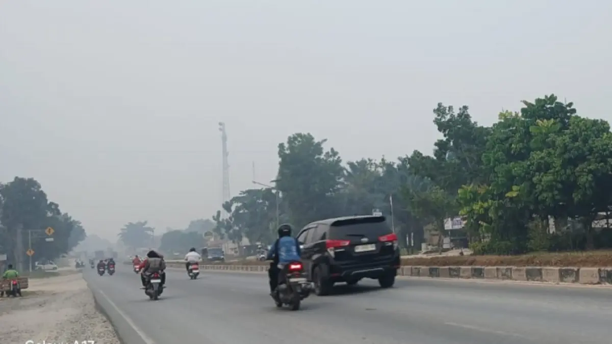 Kabut asap mulai menyelimuti Desa Sungai Pinang, Kecamatan Tambang, Kabupaten Kampar, Senin (24/8/2026).(Kamaruddin/Riaupos.co)