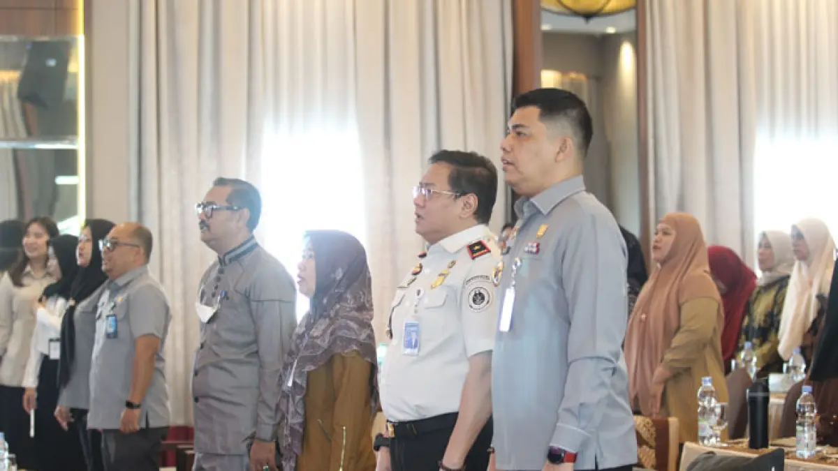Kepala Kanwil Kemenkum Riau Rudy Hendra Pakpahan (paling kanan), menyanyikan lagu Indonesia Raya pada pembukaan sosialosasi 