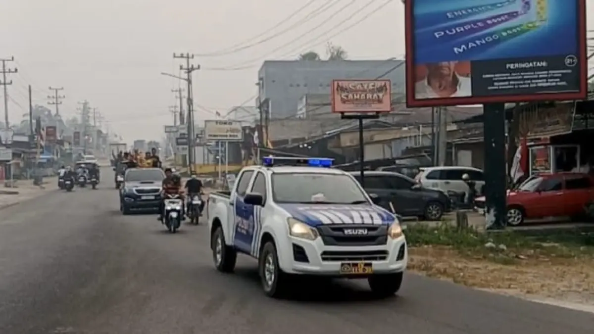Kepulangan atlet Jalur Panglimo Rimbo Piako Desa Pekan Heran dikawal Personel Polres dan disambut ratusan warga, Senin (24/8/2026). (Raja Kasmedi/Riaupos.co)

&nbsp;