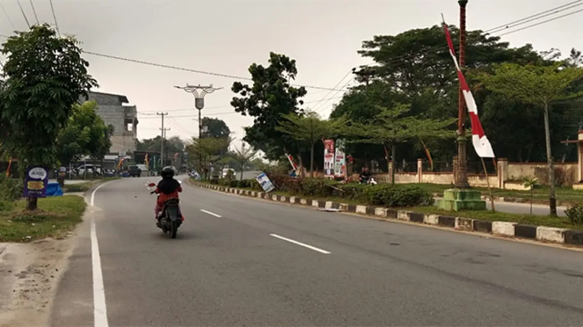 Kota Teluk Kuantan Senin (24/8/2026) masih diselimuti asap kiriman. Kualitas udara terdeteksi tidak sehat. Foto Desriandi Candra