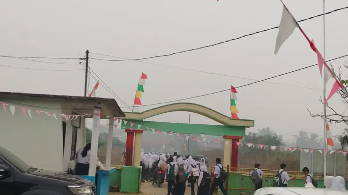 Murid SMPN 1 Rengat Barat dipulangkan lebih awal pada Senin (24/8/2026). Karena kabut asap semakin tebal pada siang. (SMPN 1 Rengat Barat untuk Riaupos.co)