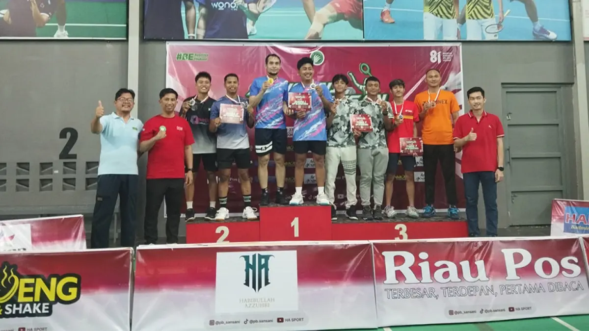 Para juara Sansani Agustusan Turnamen Badminton foto bersama dengan Direktur Utama Riau Pos Ahmad Dardiri (kiri) dan owner pertandingan Habibullah Azuhri (dua kiri) di GOR Axcon, Pekanbaru, Ahad (23/8/2026) malam.  (dofi iskandar/riau pos)