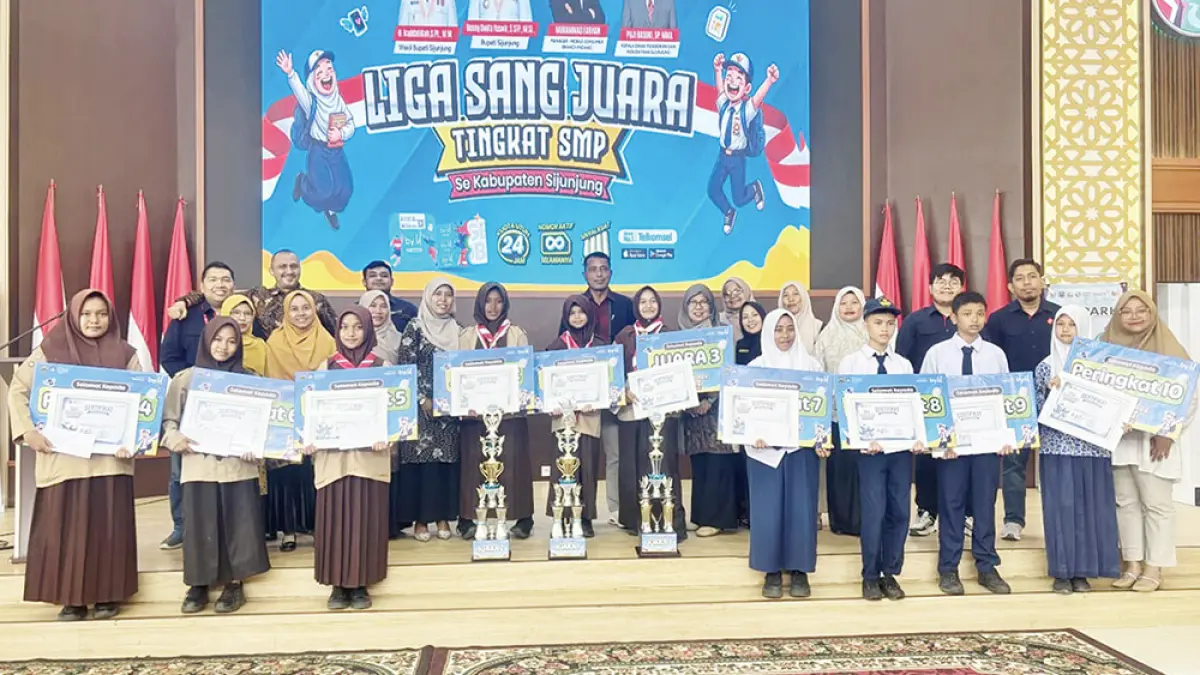 Para pemenang Liga Sang Juara Se-Kabupaten Sijunjung foto bersama usai menerima hadiah, baru-baru ini. (TELKOMSEL UNTUK RIAU POS)