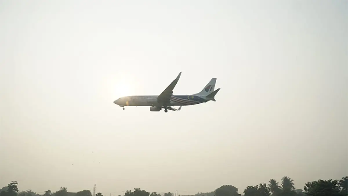 Pesawat Malaysia Airlines mendarat di Bandara SSK II Pekanbaru menembus kabut asap, Senin (24/8) pagi. FOTO MHD AKHWAN/RIAUPOS
