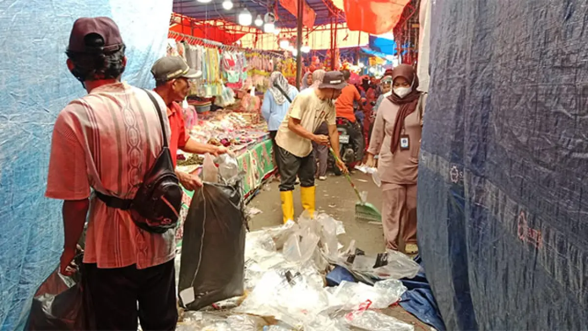 Petugas kebersihan DLH Kuansing membersihkan sampah di gang lapak pedagang, Senin (24/8/2026) pagi. Foto Desriandi Candra