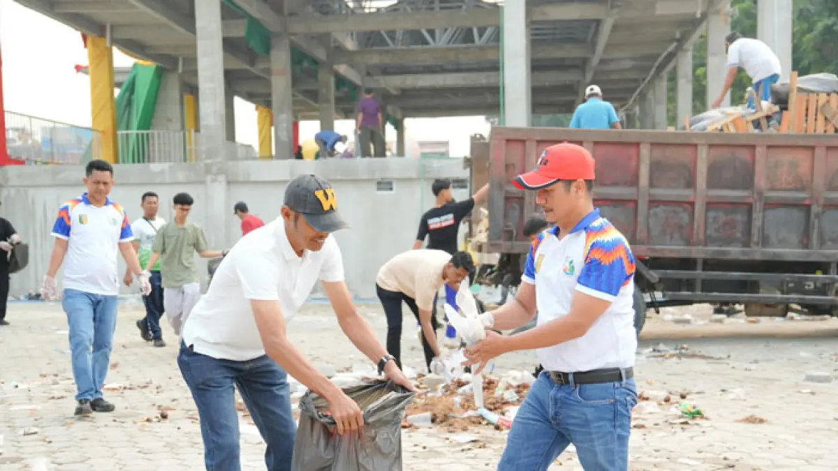 Plt Bupati Kuansing H Muklisin langsung turun tangan ikut gotong royong bersihkan sampah pasca pacu jalur, Senin (24/8/2026). (Desriandi Candra/Riaupos.co)
