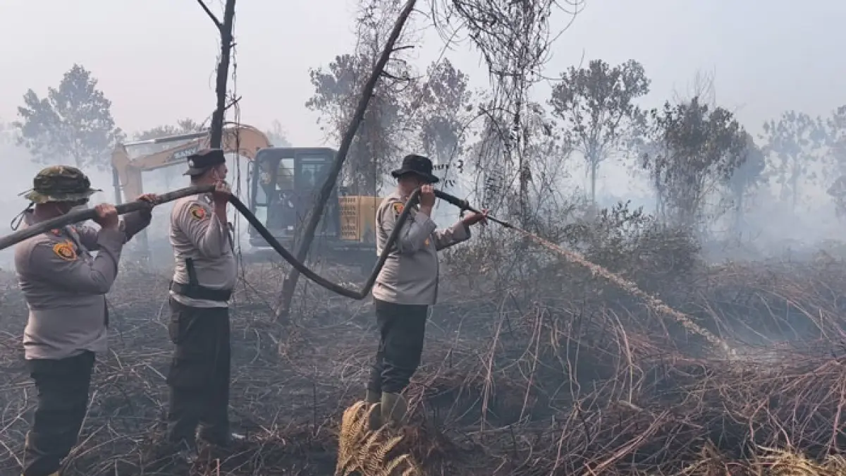 Polres Kampar mengerahkan 123 personel untuk memperkuat penanganan kebakaran hutan dan lahan (Karhutla) di Desa Rimbo Panjang, Kecamatan Tambang, Kabupaten Kampar, Senin (24/8/2026). (Humas Polres Kampar untuk Riaupos.co)