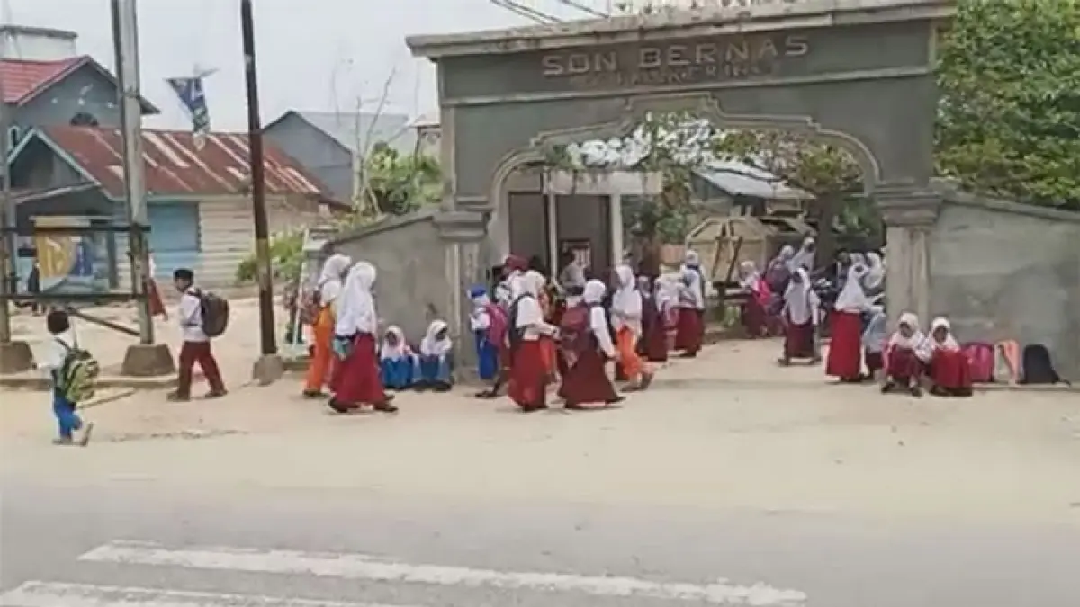 SDN Bernas Pangkalan Kerinci memulangkan siswanya lebih awal dikarenakan akibat kabut asap,  Senin (24/8/2026). (Amin/Riaupos.co)