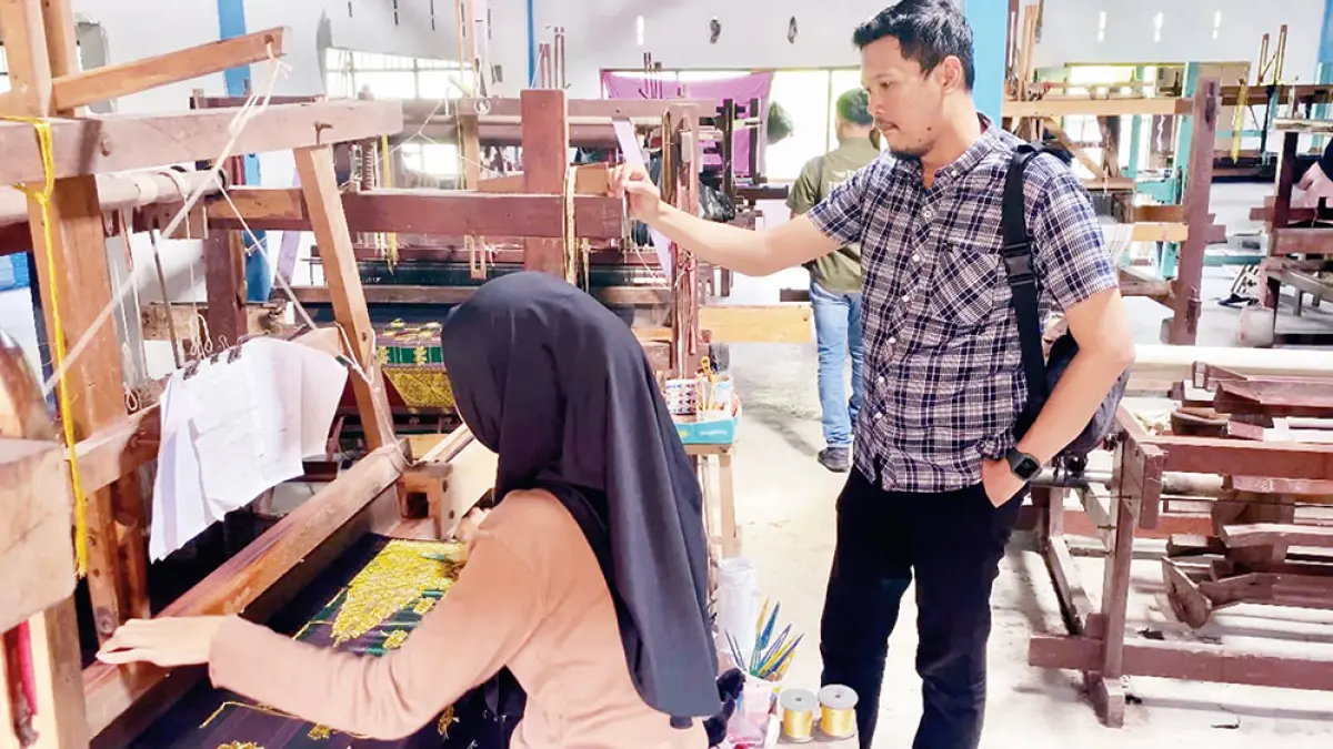 TENUN: Seorang perempuan Riau saat melakukan aktivitas tenun songket, belum lama ini. (Muhammad Luthf Iznillah untuk Riau Pos)  

