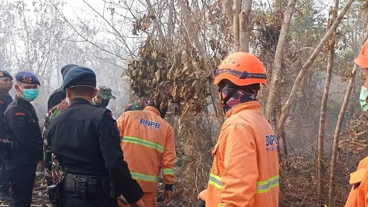Tim Gabungan berjibaku padamkan api yang membakar lahan di Jalan Keluarga, Desa Rimbo Panjang, Kecamatan Tambang, Kabupaten Kampar, Senin (24/8/2026). (BPBD Untuk Riaupos.co)
